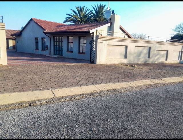 4 BEDROOM FREEHOLD FOR SALE IN WITPOORTJIE